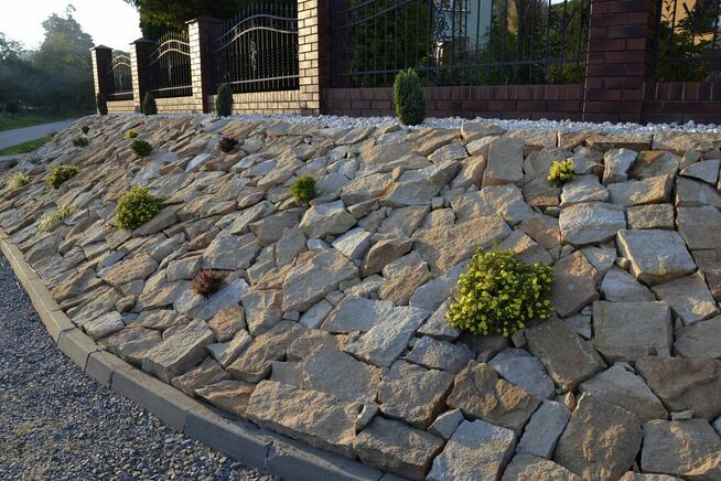 Płaski kamień ogrodowy na skarpy do ogródka ogrodu skalniak