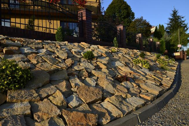 Płaski kamień ogrodowy na skarpy do ogródka ogrodu skalniak