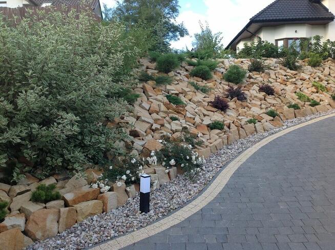 Płaski kamień ogrodowy na skarpy do ogródka ogrodu skalniak