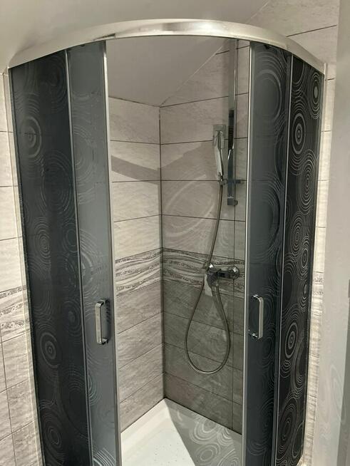 Pokoje z łazienkami blisko plaży.