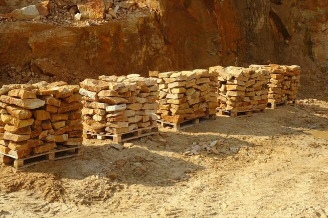 Płaski kamień ogrodowy na skarpy do ogródka ogrodu skalniak