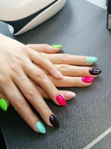 Stylizacja paznokci, makijaż, fryzura, Henna,