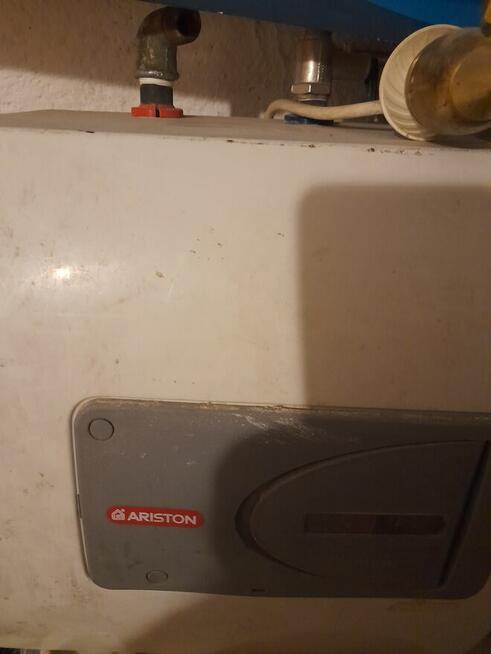 Sprzedam podgrzewacz wody Ariston 10 litrow pod szafkowy .
