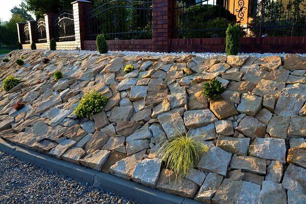 Płaski kamień ogrodowy na skarpy do ogródka ogrodu skalniak