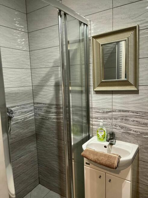 Pokoje z łazienkami blisko plaży.