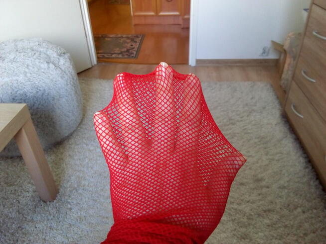 Rozpalające czerwone rajstopy