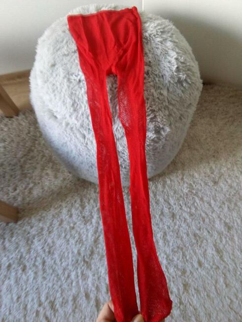 Rozpalające czerwone rajstopy