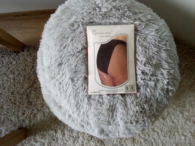 Rozpalające czerwone rajstopy