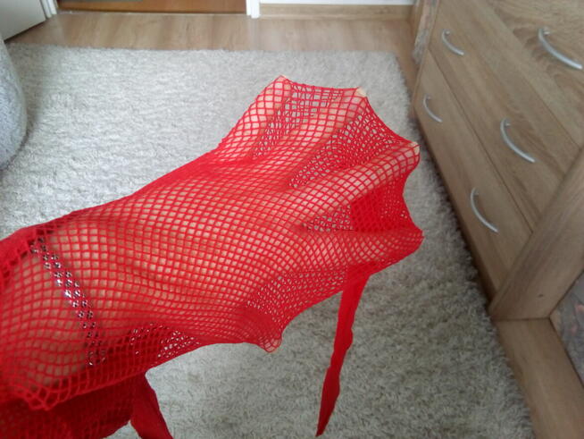 Rozpalające czerwone rajstopy