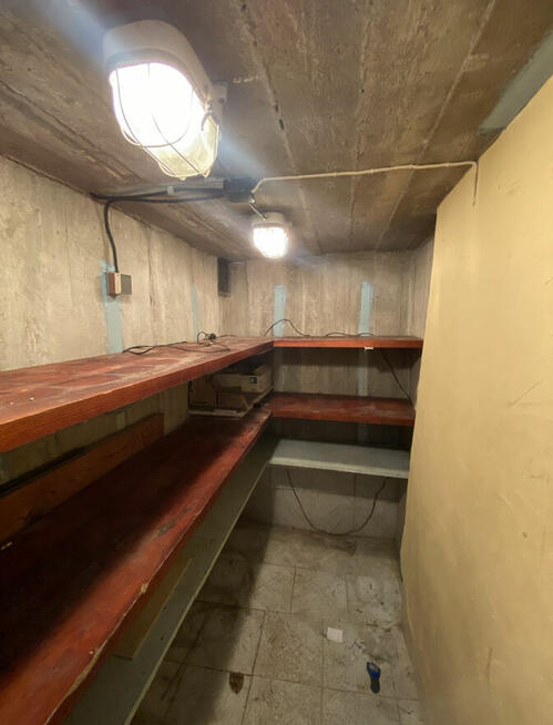 Garaż z kanałem i piwnicą