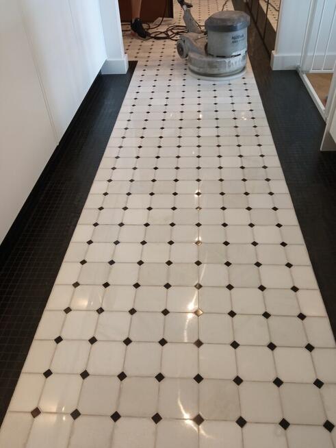 Czyszczenie i polerowanie posadzek marmurowych