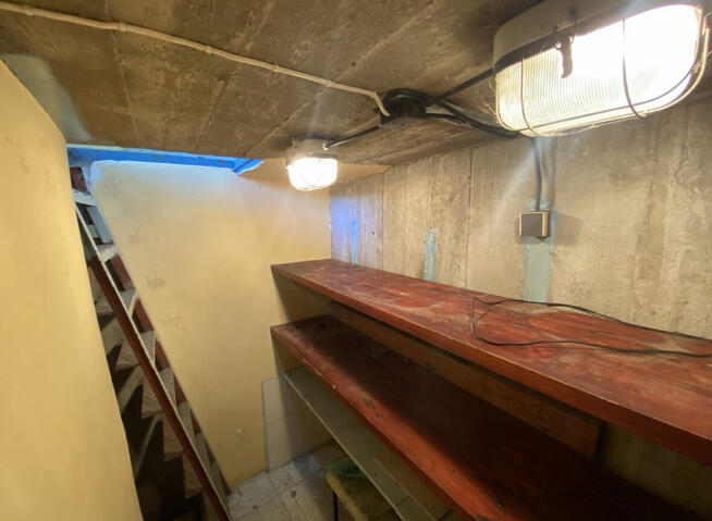 Garaż z kanałem i piwnicą