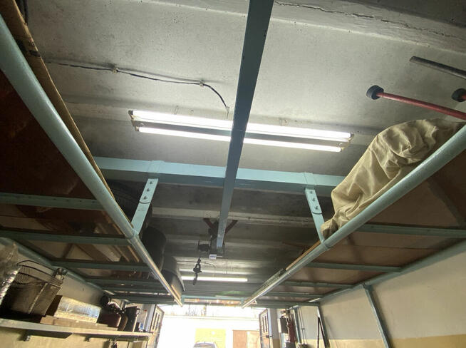 Garaż z kanałem i piwnicą