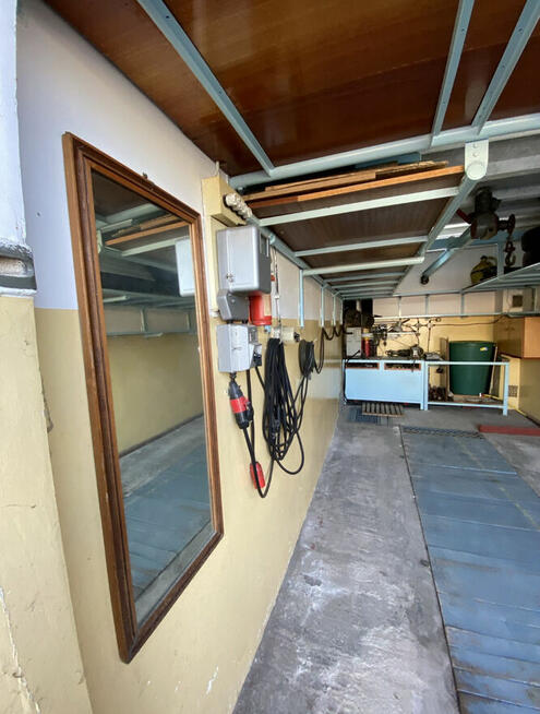 Garaż z kanałem i piwnicą