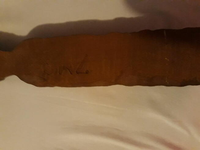 Plaska rzeżba dl.43 cm (przed.króla ) sygnowana