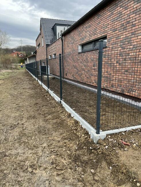 Ogrodzenia Panelowe z Podmurówka