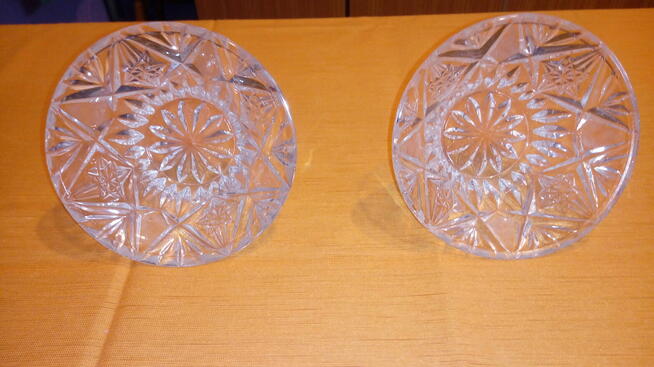 Dwie salaterki kryształowe o średnicy 14 cm.