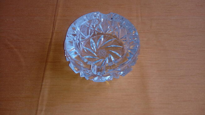 Popielniczka kryształowa o średnicy 13 cm.