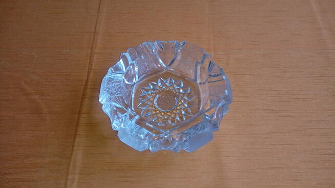 Popielniczka kryształowa o średnicy 16 cm.