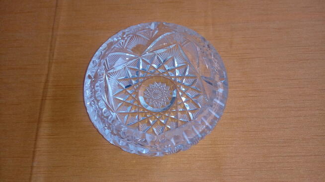 Popielniczka kryształowa o średnicy 14 cm.