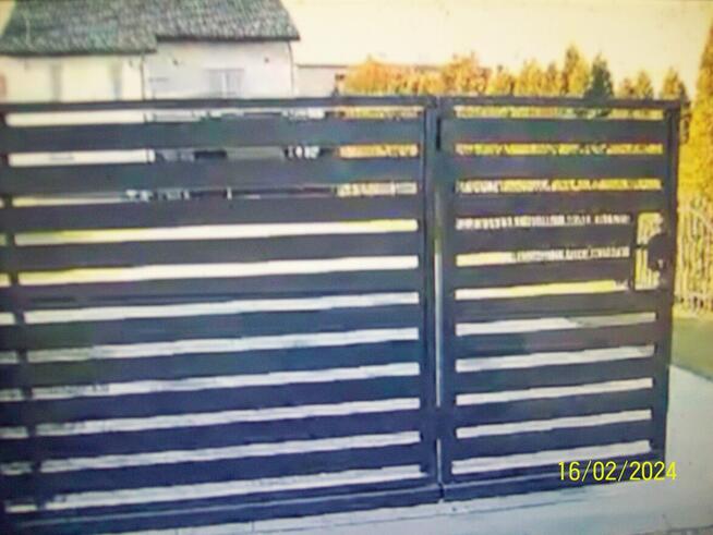 Brama przesuwna ze zintegrowaną furtką