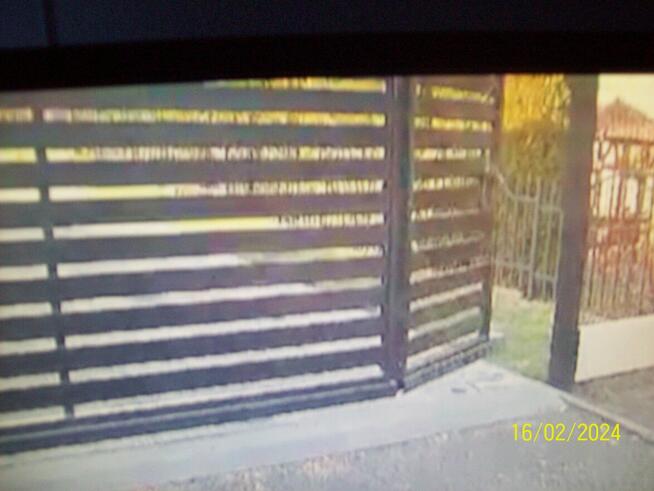 Brama przesuwna ze zintegrowaną furtką