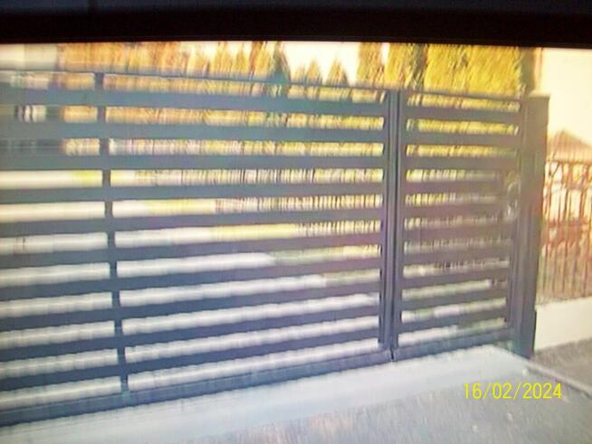 Brama przesuwna ze zintegrowaną furtką