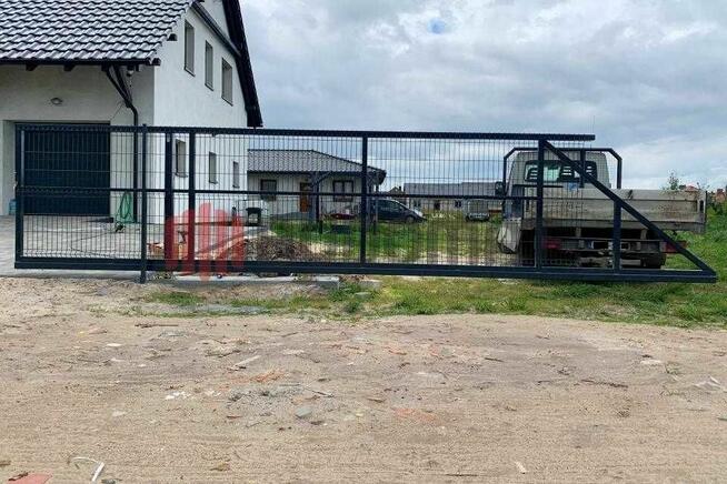 Brama przesuwna samonośna wjazdowa panelowa wózki rolki