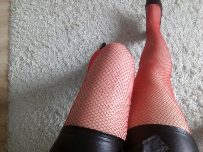 Rozpalające czerwone rajstopy