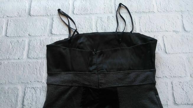 Czarmo-szara sukienka mini z satynowym dekoltem - 34/36