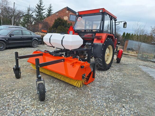 Zamiatanie ulic placów czyszczenie zamiatarka ciągnik Kraków