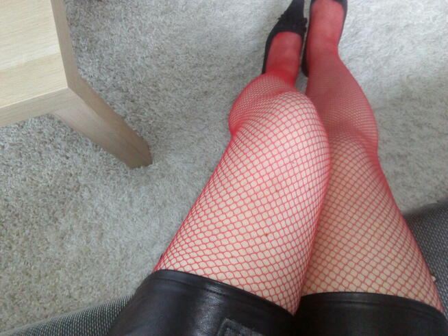 Rozpalające czerwone rajstopy