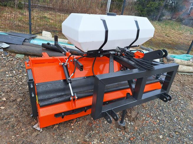 Zamiatanie ulic placów czyszczenie zamiatarka ciągnik Kraków