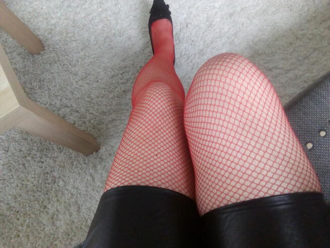 Rozpalające czerwone rajstopy