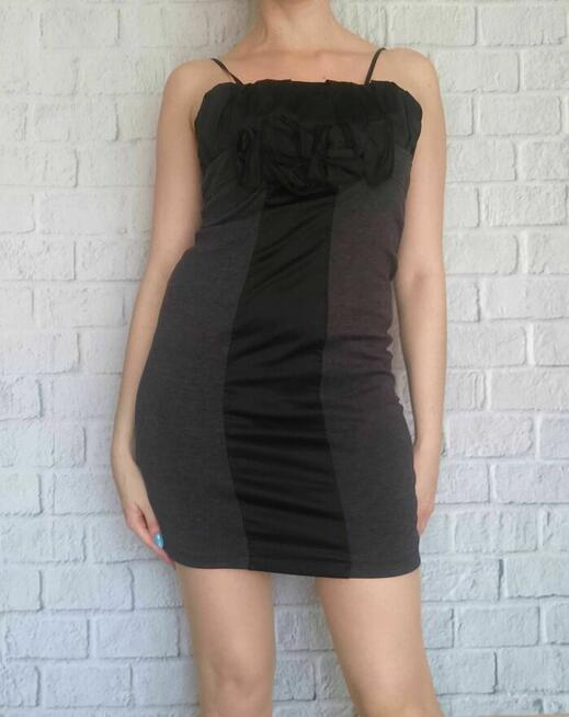 Czarmo-szara sukienka mini z satynowym dekoltem - 34/36