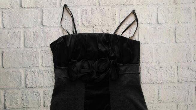 Czarmo-szara sukienka mini z satynowym dekoltem - 34/36