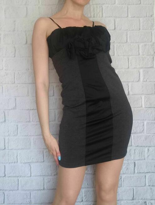 Czarmo-szara sukienka mini z satynowym dekoltem - 34/36