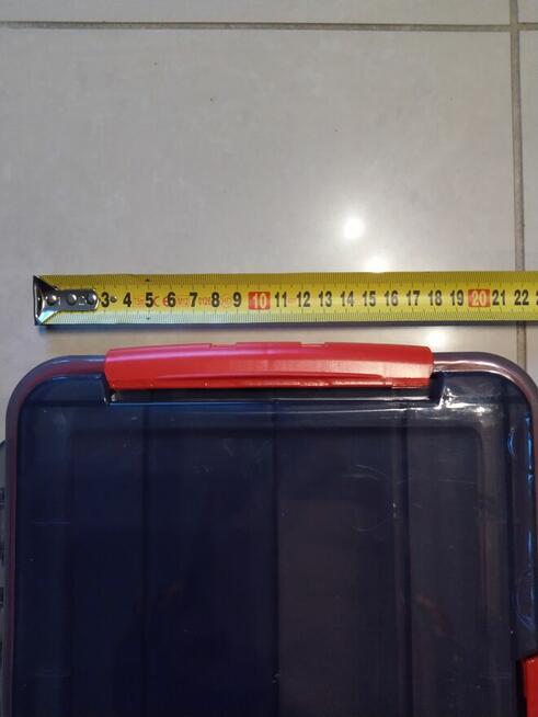 Hermetyczne pudełko na przynęty spinningowe