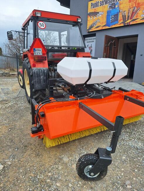 Zamiatanie ulic placów czyszczenie zamiatarka ciągnik Kraków