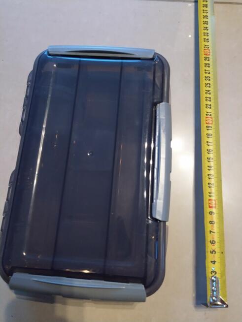 Hermetyczne pudełko na przynęty spinningowe