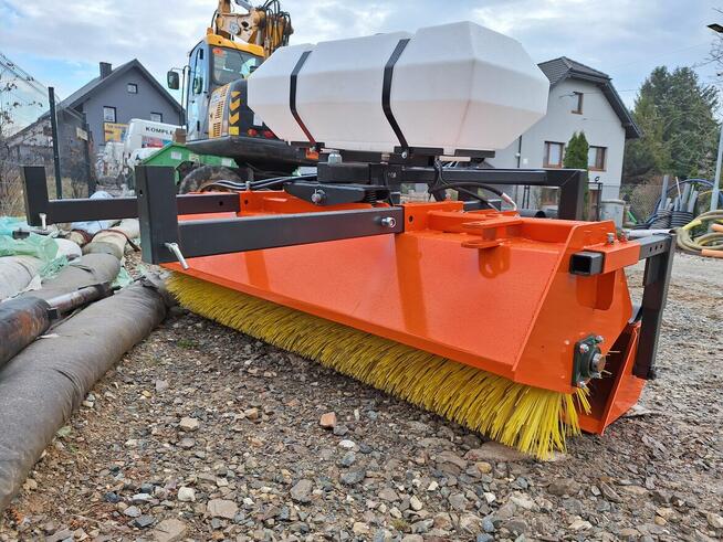 Zamiatanie ulic placów czyszczenie zamiatarka ciągnik Kraków