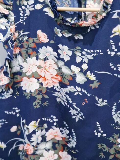 Praktycznie nowa kwiecista bluzeczka