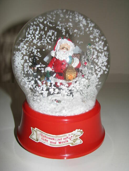 Duża obracająca się i świecąca kula śnieżna z pozytywką