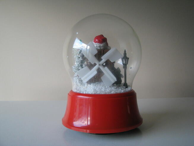 Duża obracająca się i świecąca kula śnieżna z pozytywką