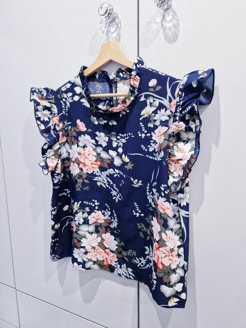 Praktycznie nowa kwiecista bluzeczka