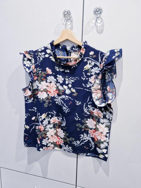 Praktycznie nowa kwiecista bluzeczka