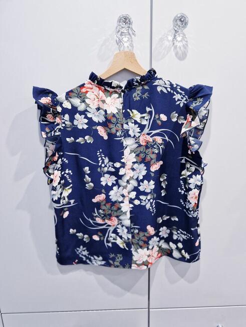 Praktycznie nowa kwiecista bluzeczka