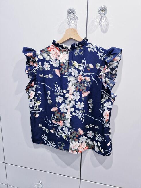 Praktycznie nowa kwiecista bluzeczka