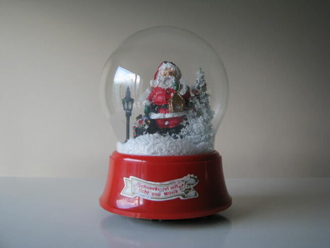 Duża obracająca się i świecąca kula śnieżna z pozytywką