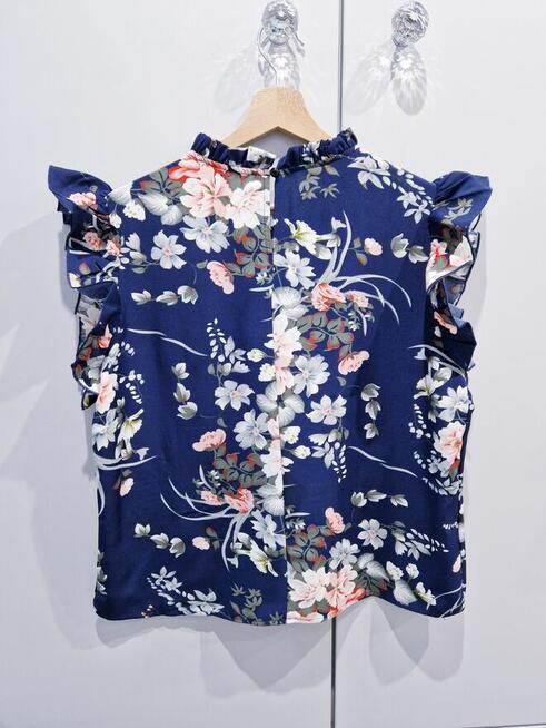 Praktycznie nowa kwiecista bluzeczka